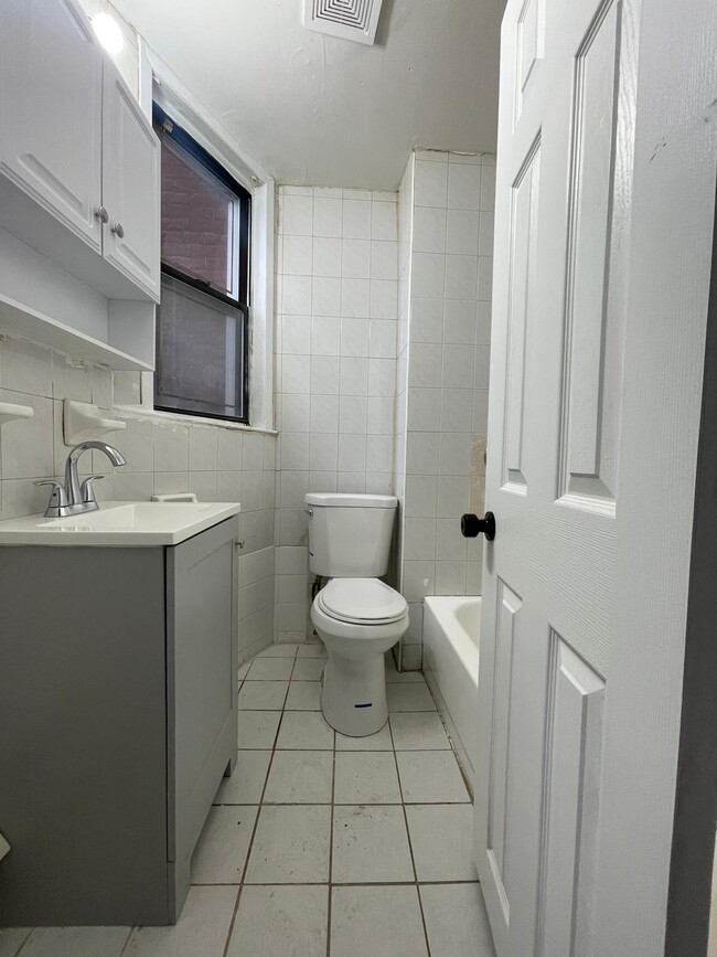 1697 JFK 2R - 1691 John F Kennedy Blvd