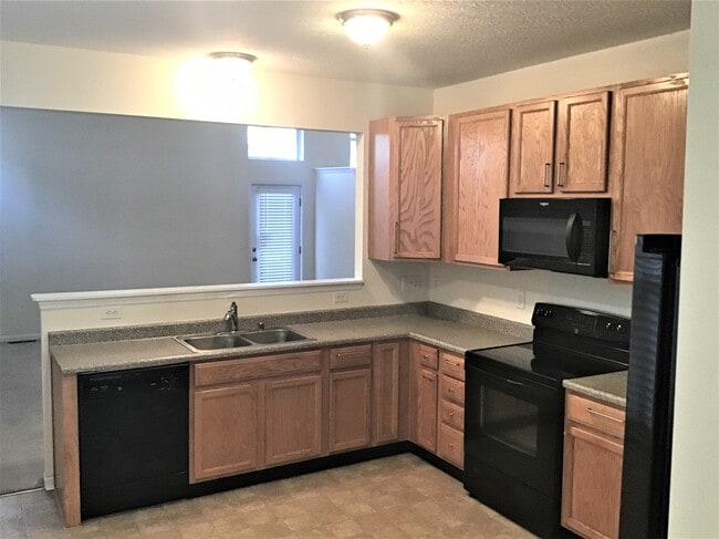Building Photo - 2400 Oaktree Place