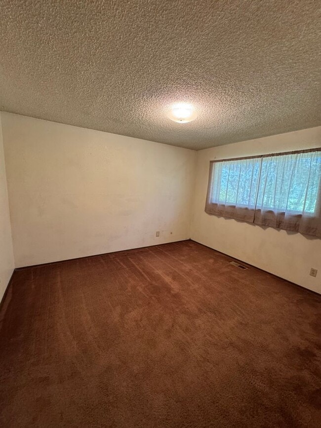 Building Photo - Myrtle Creek 3 bedroom home with garage