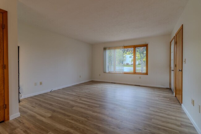 Foto del edificio - Bright, Beautiful, and Effortlessly Move-In Ready