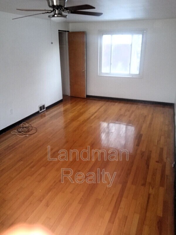 Foto del edificio - 464 Elias Dr