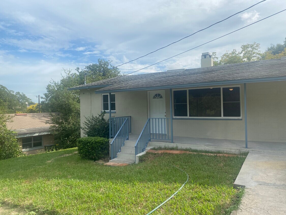 Front - 597 Bloxam Ave