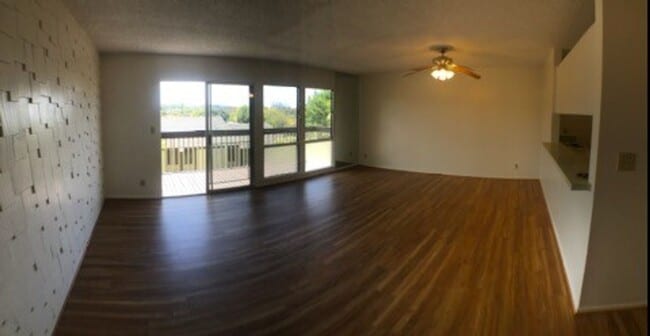 Building Photo - Hillside Terrace - Spacious 3 Bed, 2.5 Bat...