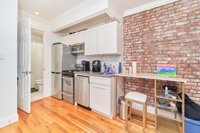 Building Photo - 310 E 83rd St