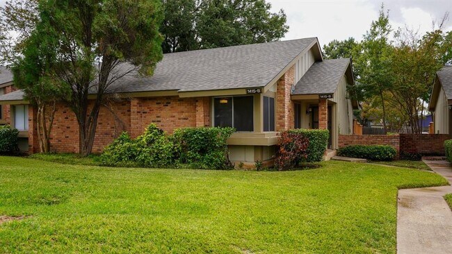 Building Photo - 1415 W Braker Ln