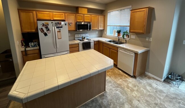 Building Photo - 623 N Oak Hollow Dr