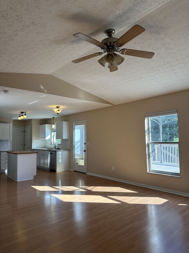 Foto del edificio - Welcome to this stunning 3 bed/3 bath single-family home located in the vibrant city of Columbus,...