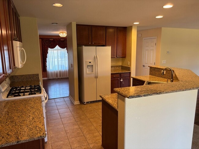 Building Photo - Wonderful 3 bedroom + Loft, 2.5 bathroom h...