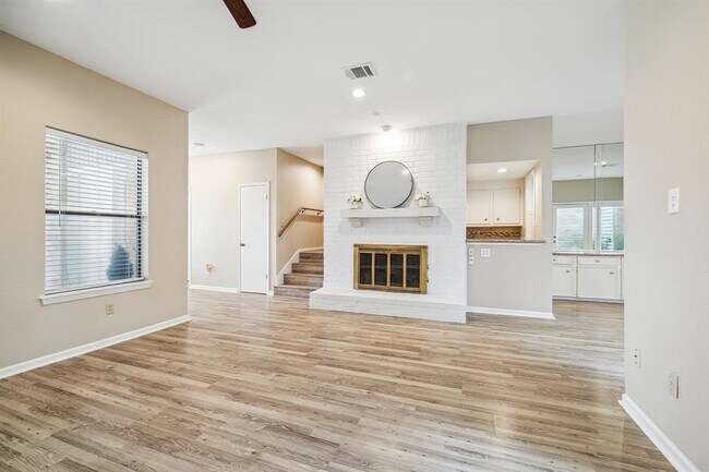 Building Photo - 2472 Country Club Dr