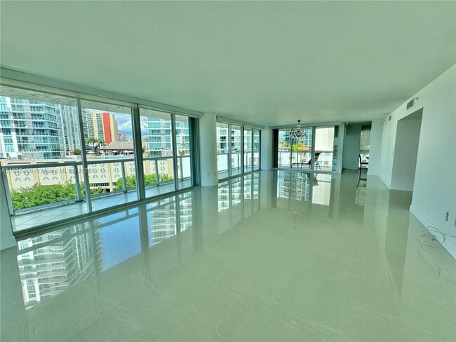 Foto del edificio - 16500 Collins Ave
