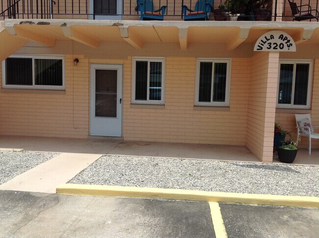 Gran porche cubierto - 320 N 3rd St