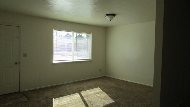 Building Photo - 32 Palomino St