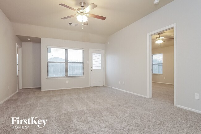Building Photo - 110 W Red Oak Ln