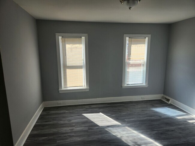 Building Photo - 3 bedroom townhouse