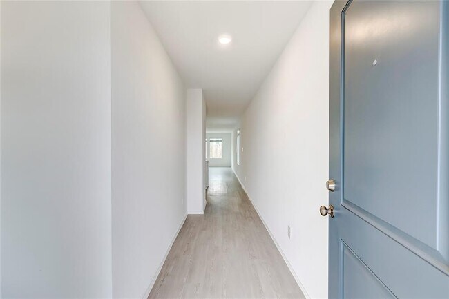 Building Photo - 611 Whoopers Lp