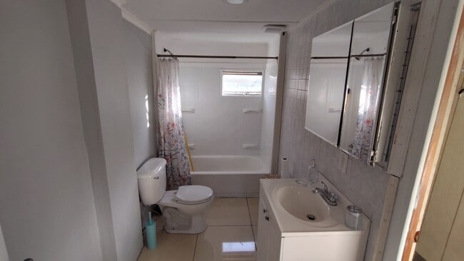 Bathroom - 618 Deacon St