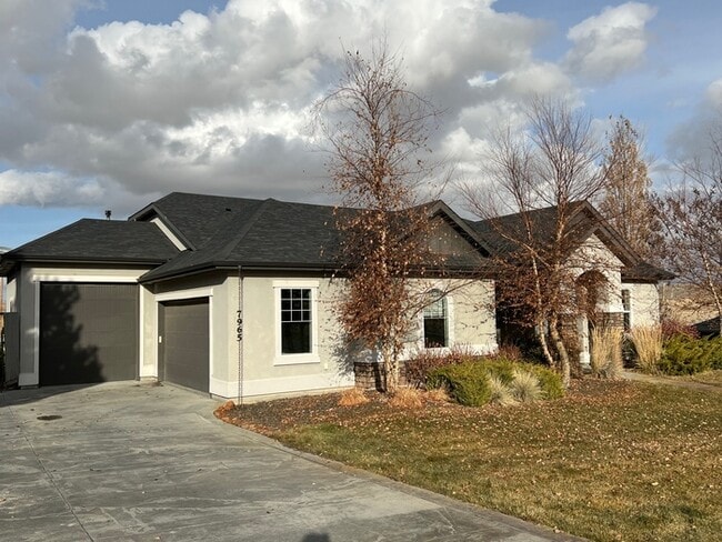 Building Photo - Gorgeous North Eagle 3bed 2.5bath Home