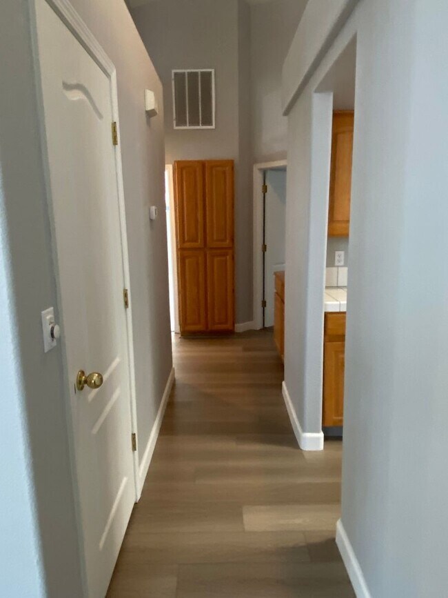 Building Photo - 3 bedroom, 2 bath recently updated