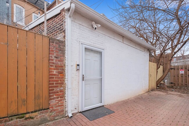 Building Photo - Lovely Studio Apartment in Truxton Circle ...
