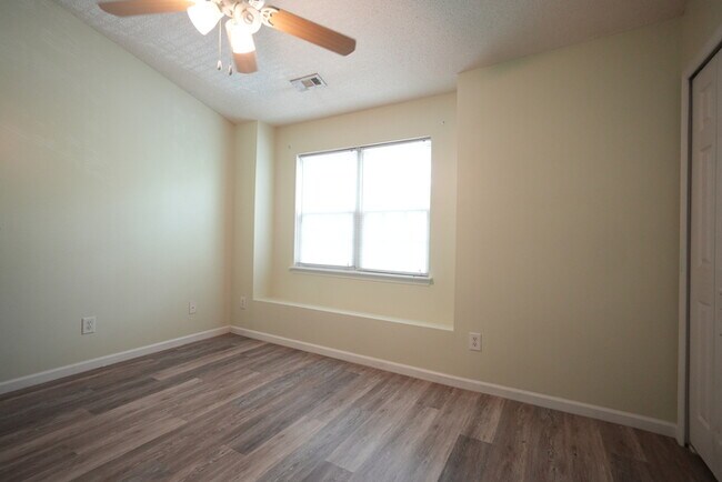 Foto del edificio - A charming house w/ 2 beds and 2 bath