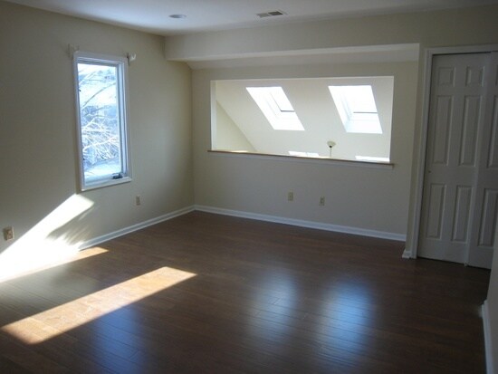 Foto del edificio - 72 Village Dr