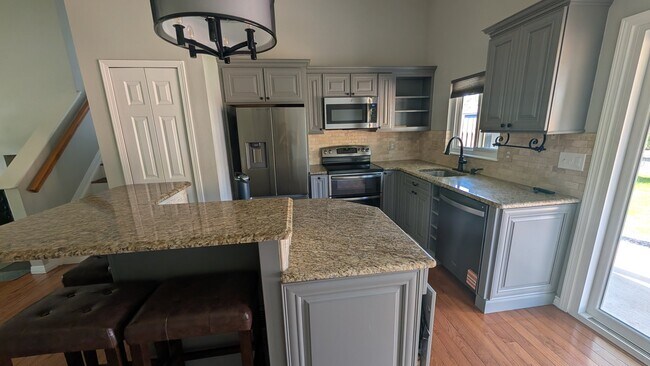 Foto del edificio - 3450 Hazelwood Ct