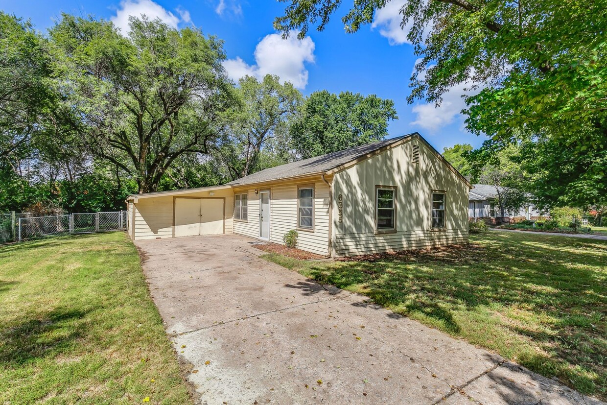 Primary Photo - Beautifully Remodeled 3 bedroom/ 1 bath home!
