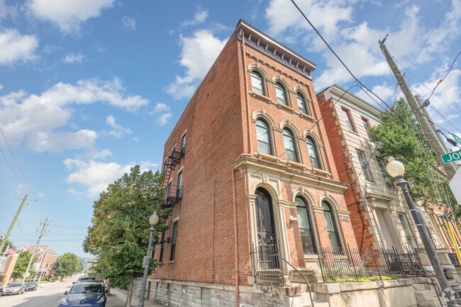 Building Photo - 440 Hopkins St