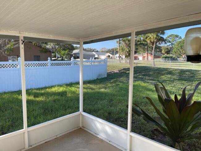 Building Photo - 3BR/2BA IN EAGLE LAKE COMMUNITY