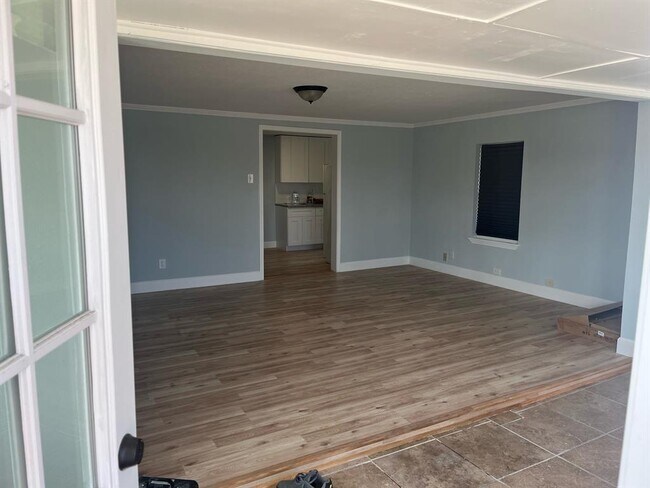 Building Photo - 2325 Saladia St