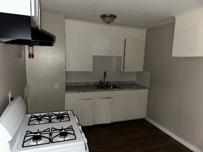 Building Photo - 5557 Dolphin Dr