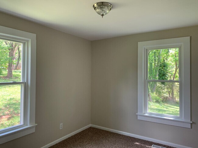 Foto del edificio - One Level House With Back Deck off Campbell Avenue