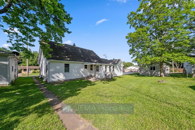 Building Photo - 503 E 8th St