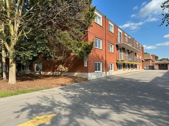 Photo du bâtiment - Queenston Apartments