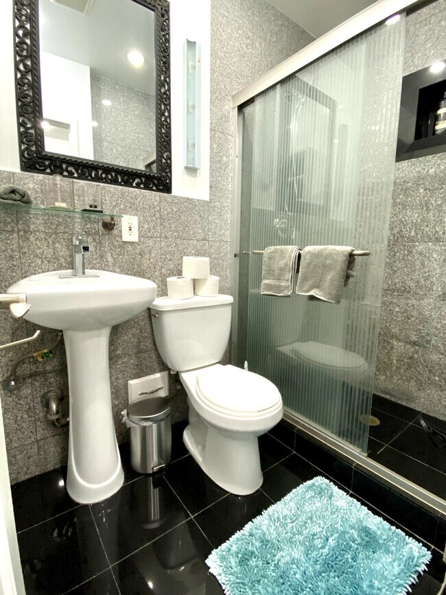 Foto del edificio - 310 E 103rd St