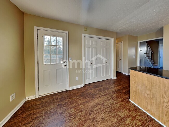 Building Photo - 280 Iris Dr