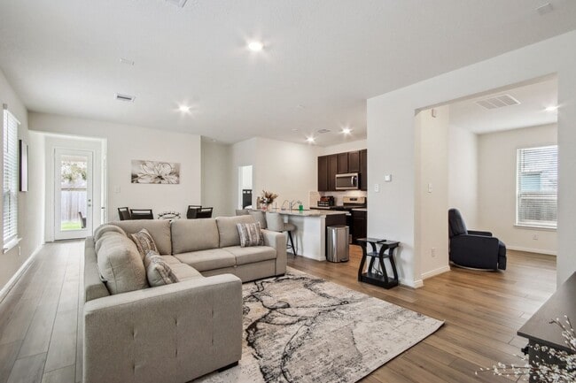Building Photo - Move In Special. Half Off First Month's Re...