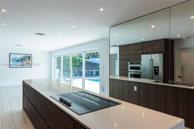 Foto del edificio - 1080 NE 104th St