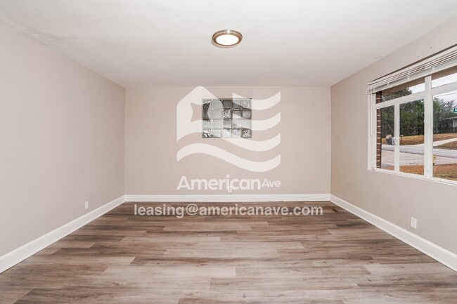 Building Photo - 290 Lilly Ave