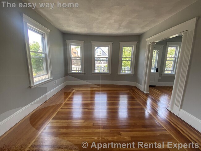 Building Photo - Somerville/Davis Sq near Tufts - 4 Bedroom...