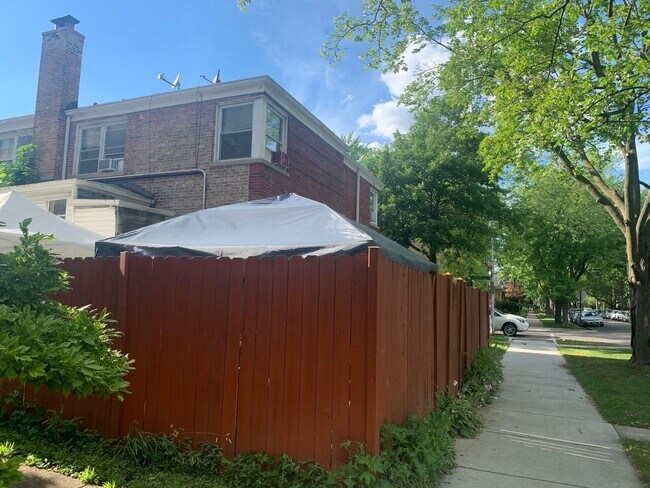 Foto del edificio - 6154 N Rockwell St