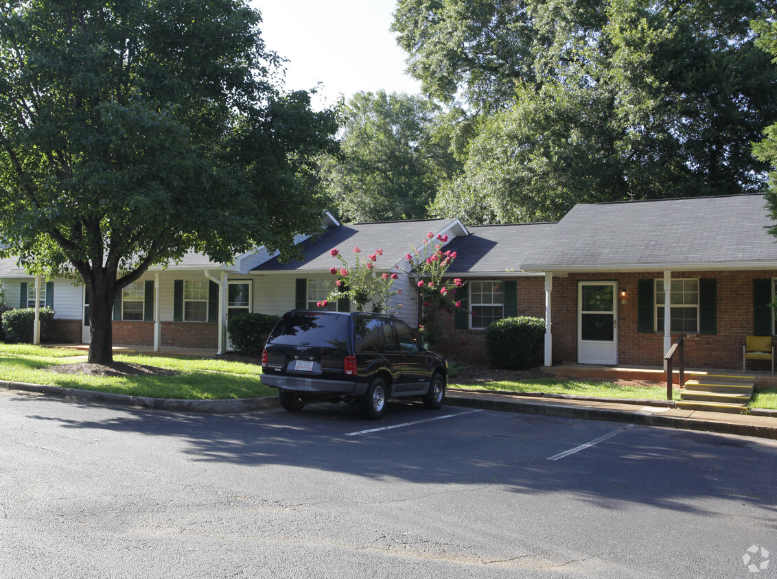 Building Photo - Greentree Village