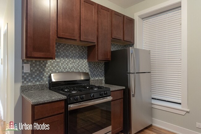 Building Photo - 644 W Oakdale Ave