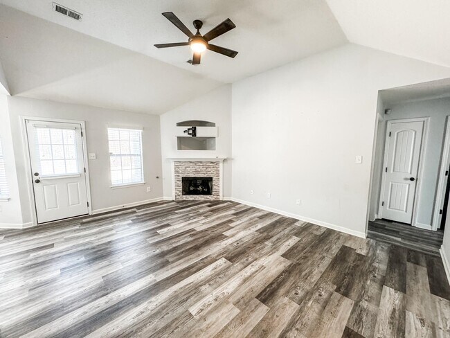 Foto del edificio - 1645 Sawmill Creek Ln
