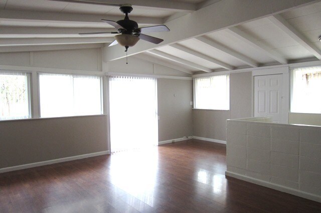 Building Photo - Cute Single Family Home, Fresh Paint, Wood...