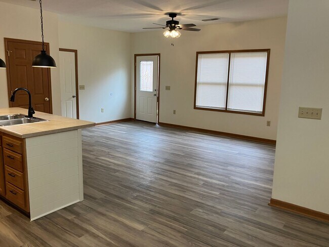 Foto del edificio - Modern & Spacious 3-Bedroom Ranch Condo – ...