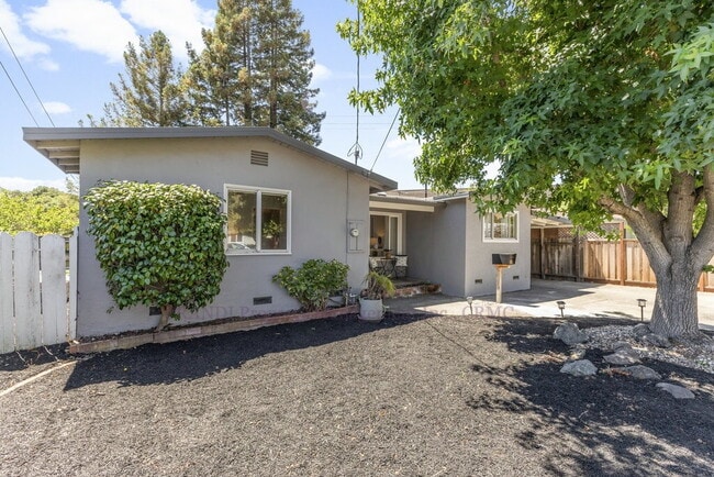 Foto del edificio - Central Novato Home with Large Yard and A/C!