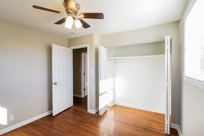 Foto del edificio - Charming 4-Bedroom Home with Spacious Lawn