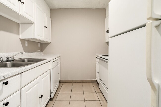 Building Photo - 2420 Delavan Ave