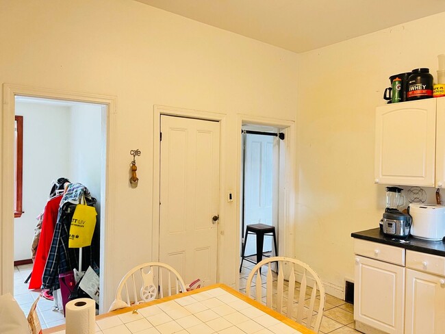 Building Photo - AWESOME ALLSTON FIVE BED!!!